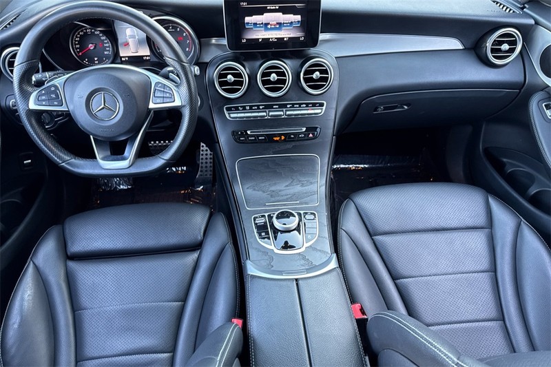 Mercedes-Benz GLC Vehicle Full-screen Gallery Image 13