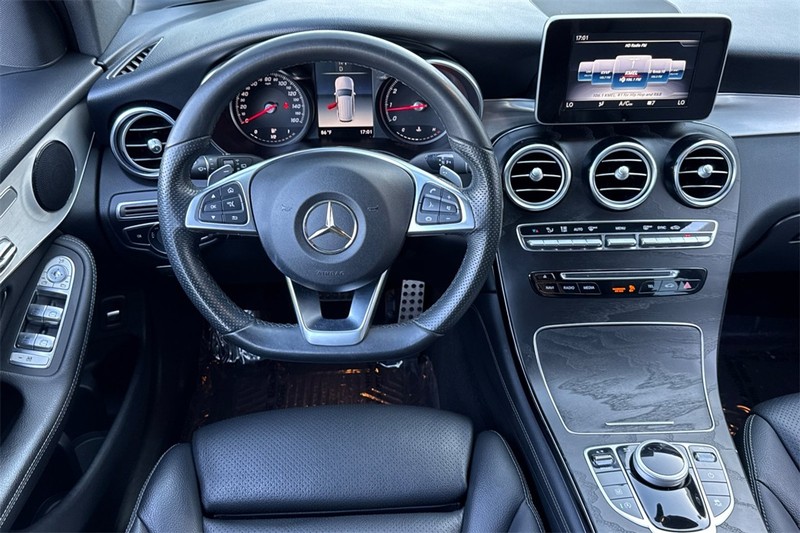 Mercedes-Benz GLC Vehicle Full-screen Gallery Image 14