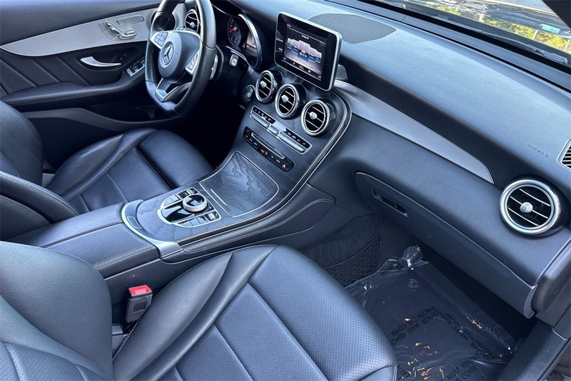 Mercedes-Benz GLC Vehicle Full-screen Gallery Image 15