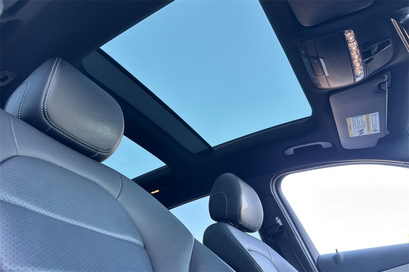 Mercedes-Benz GLC Vehicle Full-screen Gallery Image 16