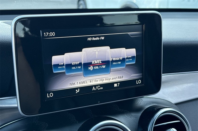 Mercedes-Benz GLC Vehicle Full-screen Gallery Image 17