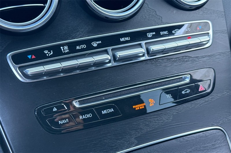 Mercedes-Benz GLC Vehicle Full-screen Gallery Image 19