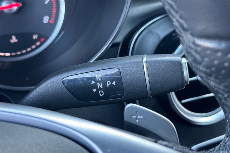 Mercedes-Benz GLC Vehicle Full-screen Gallery Image 20