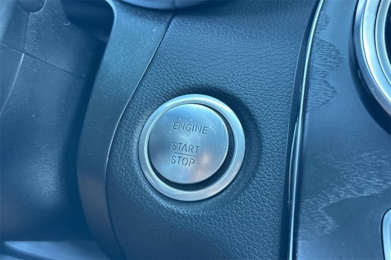 Mercedes-Benz GLC Vehicle Full-screen Gallery Image 21