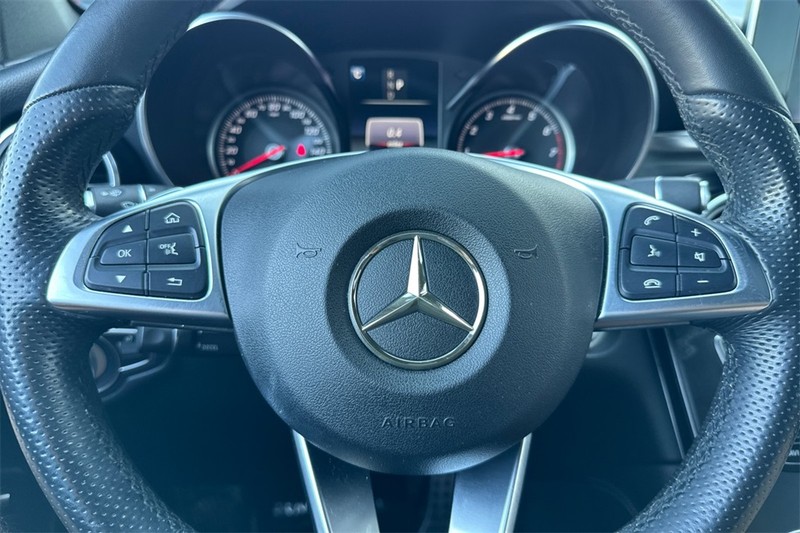 Mercedes-Benz GLC Vehicle Full-screen Gallery Image 22
