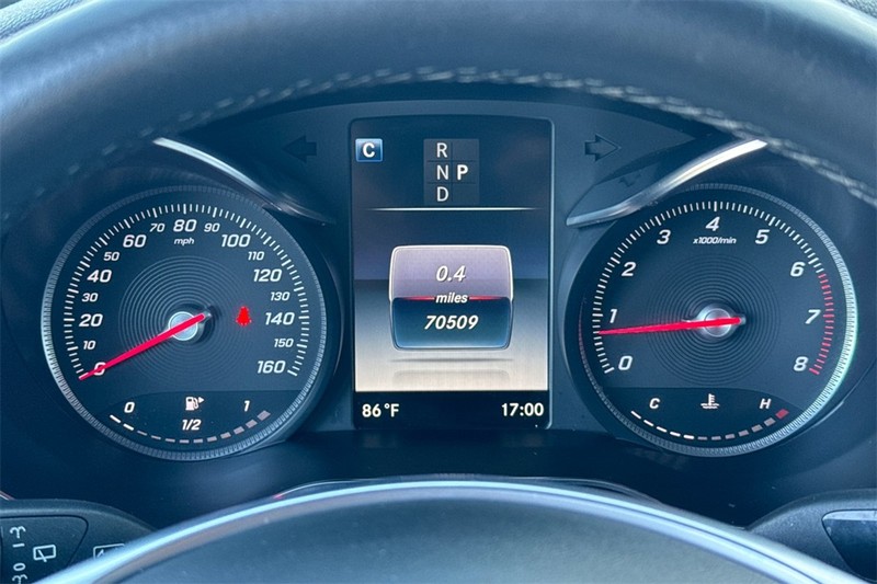 Mercedes-Benz GLC Vehicle Full-screen Gallery Image 23