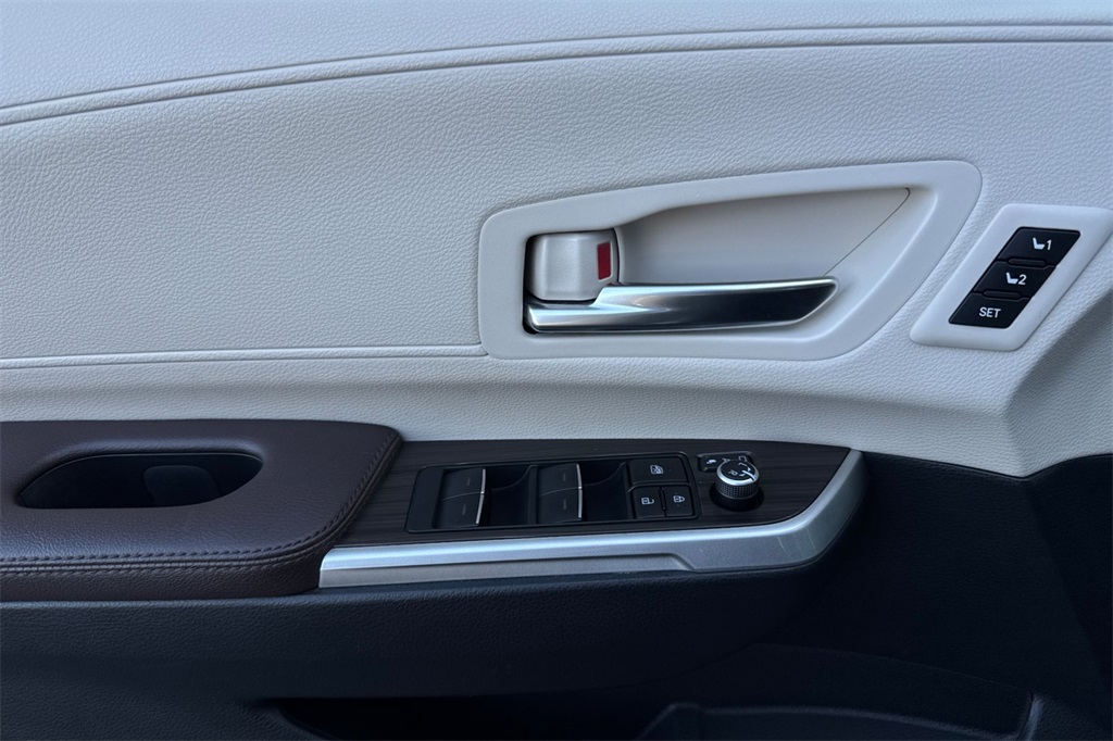 Toyota Sienna Vehicle Full-screen Gallery Image 11