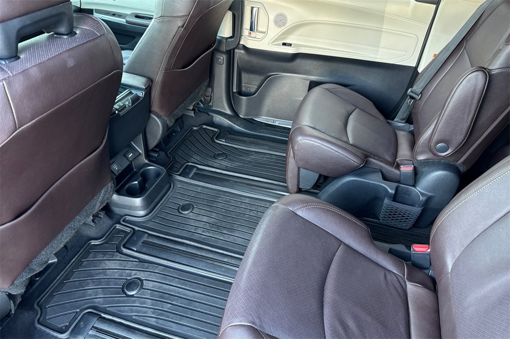 Toyota Sienna Vehicle Full-screen Gallery Image 12
