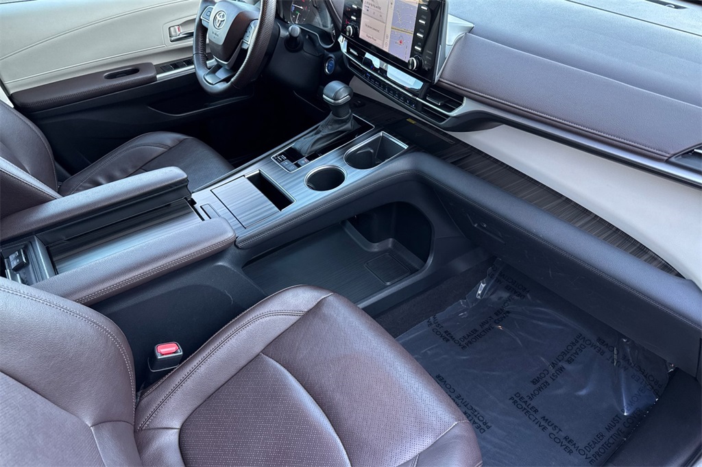 Toyota Sienna Vehicle Full-screen Gallery Image 15