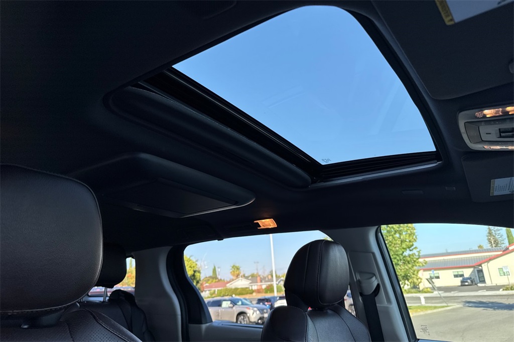 Toyota Sienna Vehicle Full-screen Gallery Image 16