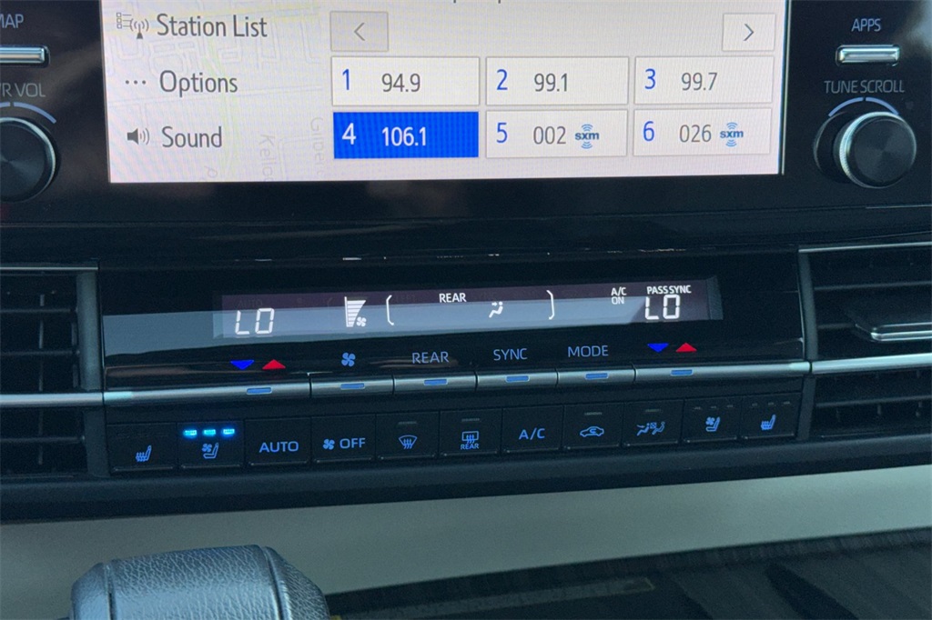 Toyota Sienna Vehicle Full-screen Gallery Image 20