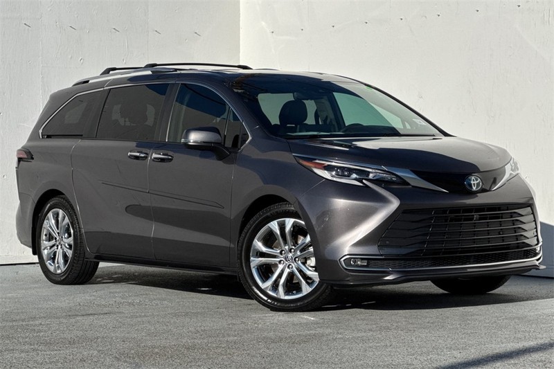 Toyota Sienna Vehicle Full-screen Gallery Image 02