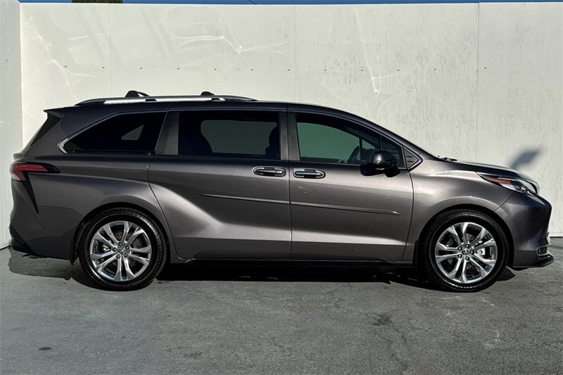 Toyota Sienna Vehicle Full-screen Gallery Image 03