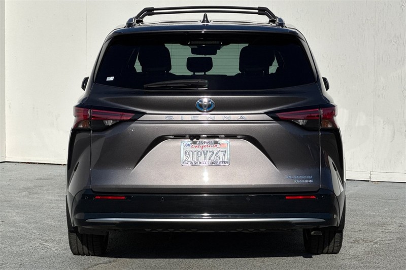 Toyota Sienna Vehicle Full-screen Gallery Image 05