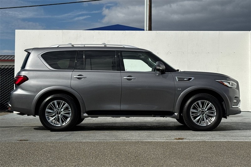 INFINITI QX80 Vehicle Full-screen Gallery Image 03