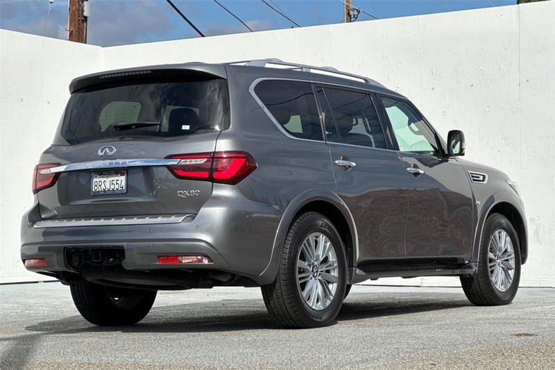 INFINITI QX80 Vehicle Full-screen Gallery Image 04