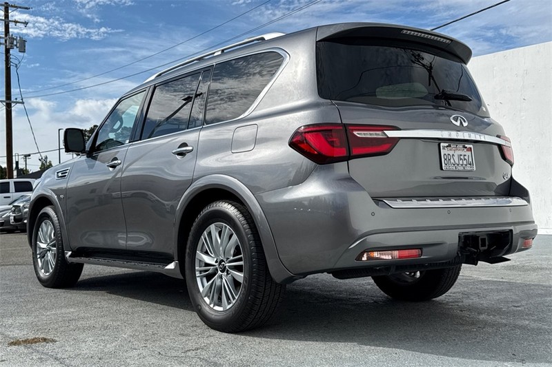 INFINITI QX80 Vehicle Full-screen Gallery Image 06