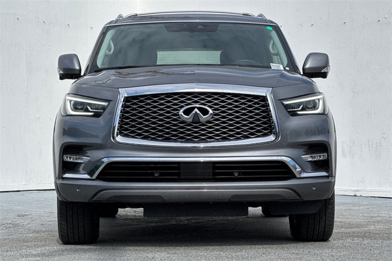 INFINITI QX80 Vehicle Full-screen Gallery Image 09