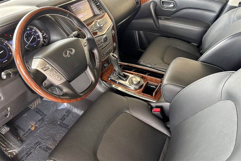 INFINITI QX80 Vehicle Full-screen Gallery Image 10