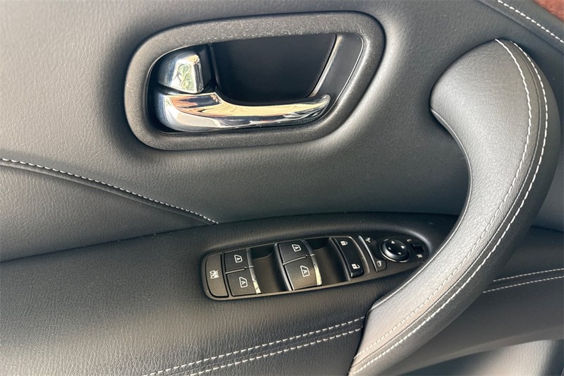 INFINITI QX80 Vehicle Full-screen Gallery Image 11