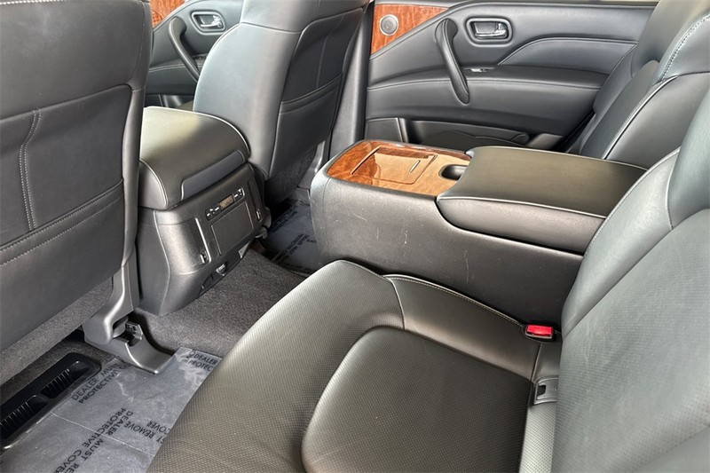 INFINITI QX80 Vehicle Full-screen Gallery Image 12