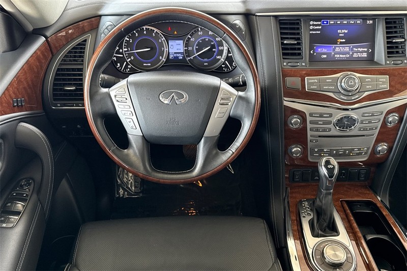 INFINITI QX80 Vehicle Full-screen Gallery Image 14