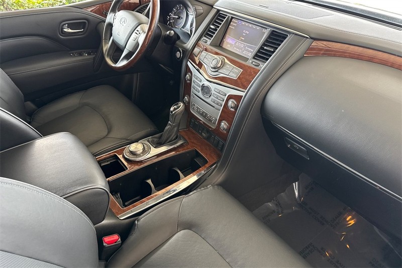 INFINITI QX80 Vehicle Full-screen Gallery Image 15