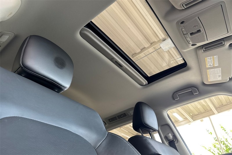 INFINITI QX80 Vehicle Full-screen Gallery Image 16
