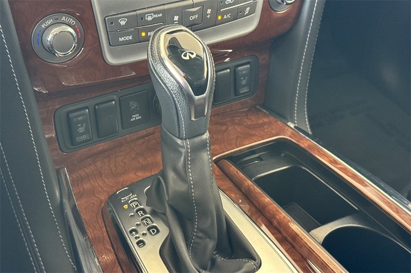INFINITI QX80 Vehicle Full-screen Gallery Image 21