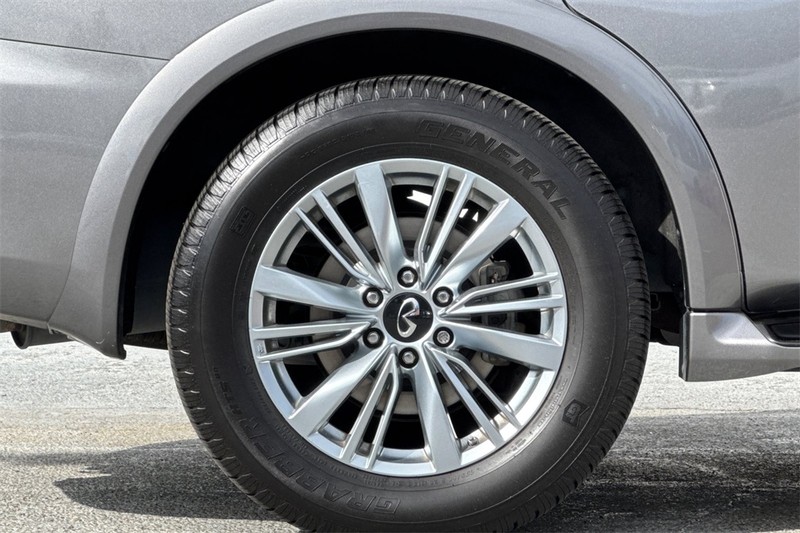 INFINITI QX80 Vehicle Full-screen Gallery Image 26