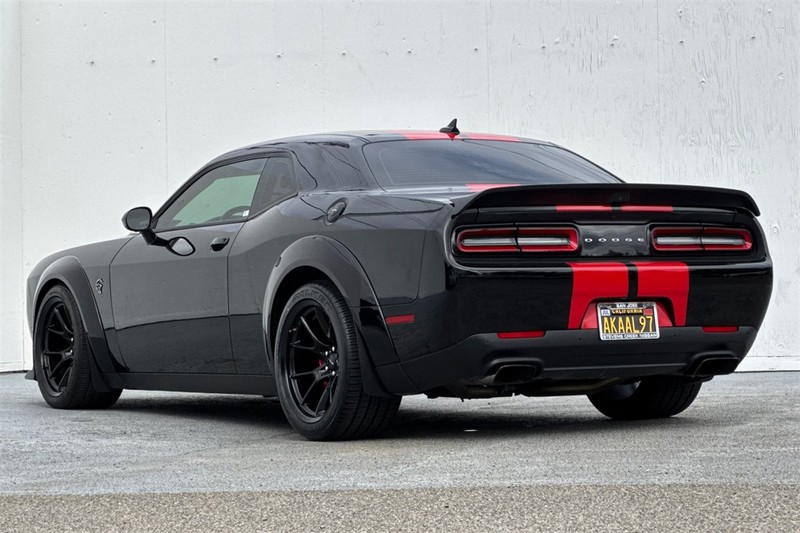 Dodge Challenger Vehicle Full-screen Gallery Image 06