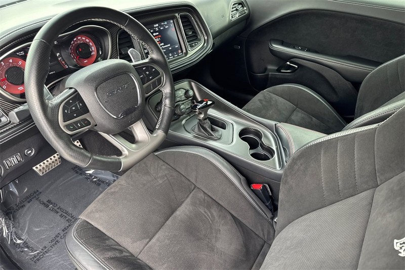 Dodge Challenger Vehicle Full-screen Gallery Image 10