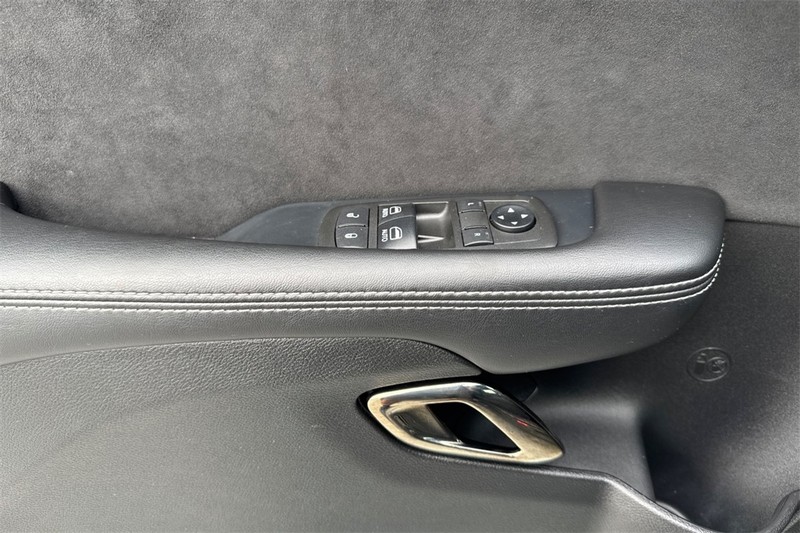 Dodge Challenger Vehicle Full-screen Gallery Image 11