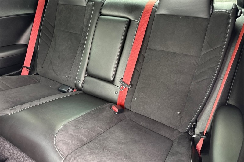 Dodge Challenger Vehicle Full-screen Gallery Image 12