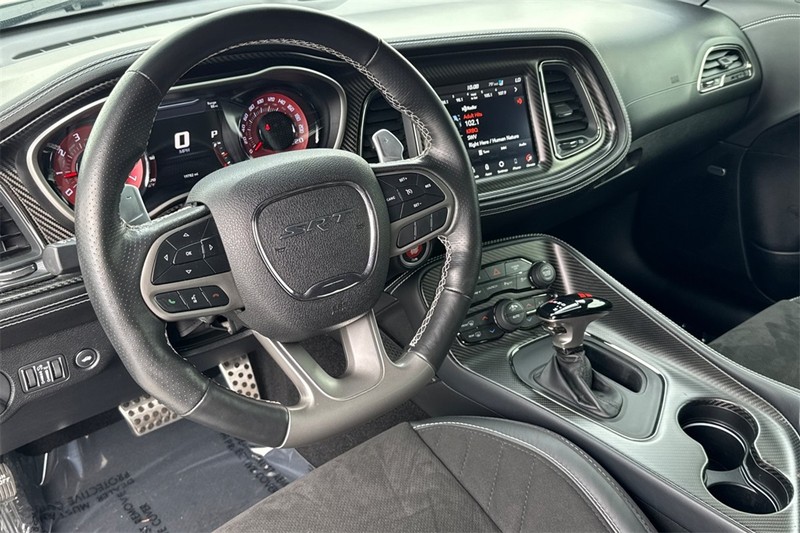 Dodge Challenger Vehicle Full-screen Gallery Image 13
