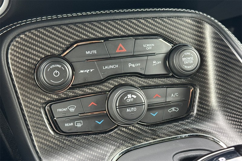 Dodge Challenger Vehicle Full-screen Gallery Image 18