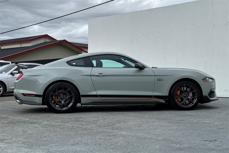 Ford Mustang Vehicle Full-screen Gallery Image 03