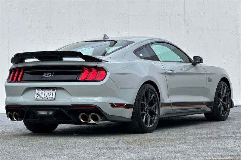 Ford Mustang Vehicle Full-screen Gallery Image 04