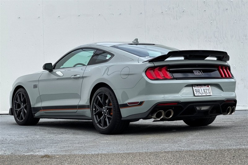 Ford Mustang Vehicle Full-screen Gallery Image 06