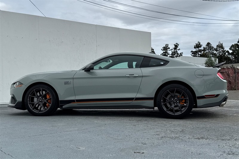 Ford Mustang Vehicle Full-screen Gallery Image 07