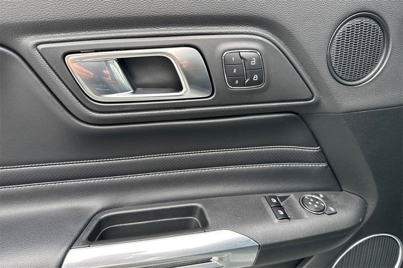 Ford Mustang Vehicle Full-screen Gallery Image 11