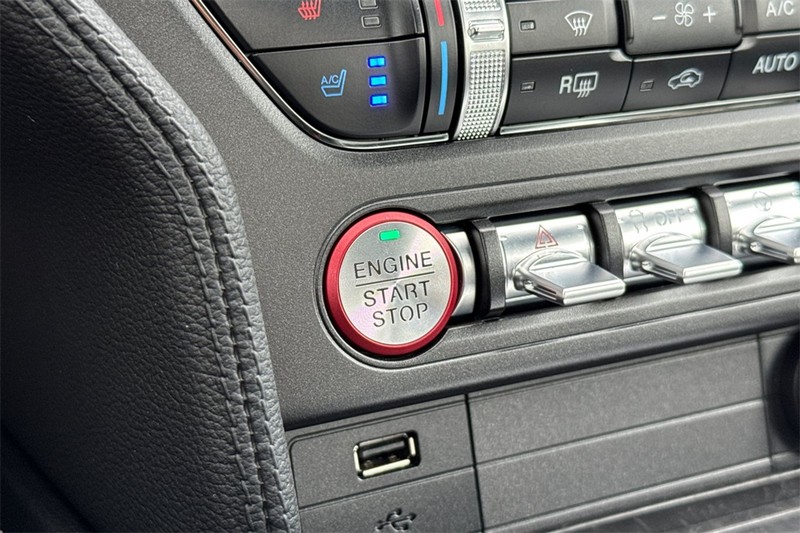 Ford Mustang Vehicle Full-screen Gallery Image 21