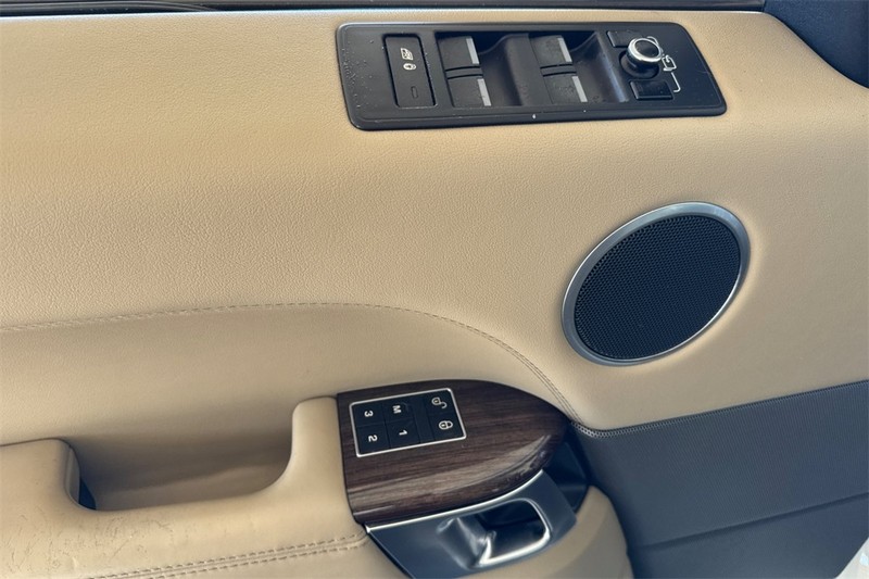 Land Rover Range Rover Sport Vehicle Full-screen Gallery Image 11