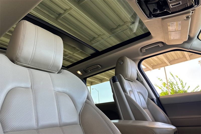 Land Rover Range Rover Sport Vehicle Full-screen Gallery Image 16