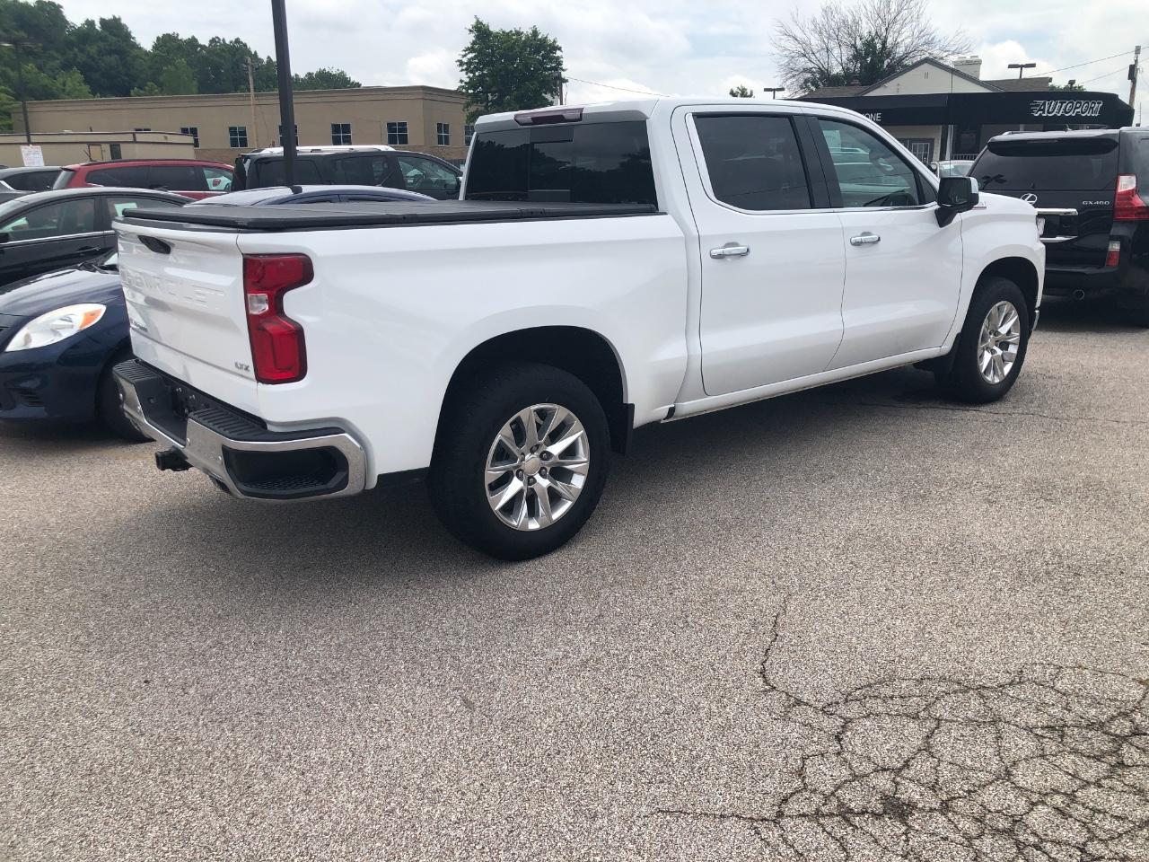 Chevrolet Silverado 1500 Vehicle Full-screen Gallery Image 3