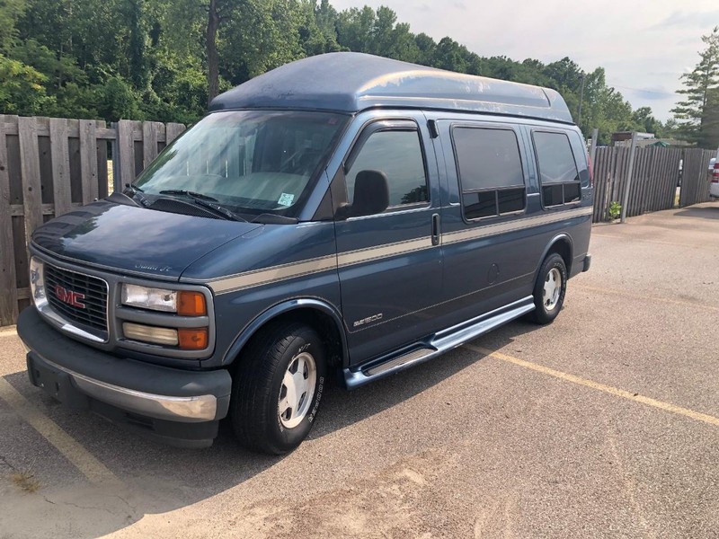 GMC Savana Cargo Van Vehicle Full-screen Gallery Image 2