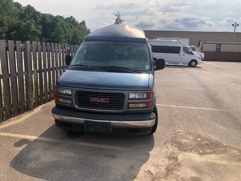 GMC Savana Cargo Van Vehicle Full-screen Gallery Image 4