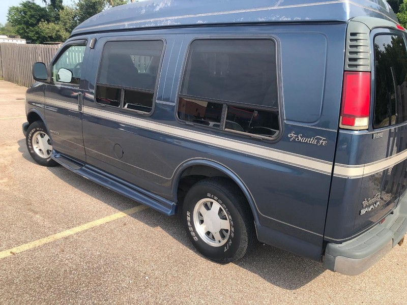 GMC Savana Cargo Van Vehicle Full-screen Gallery Image 5