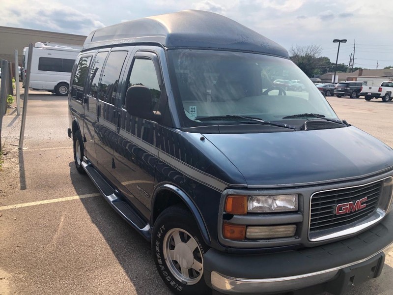 GMC Savana Cargo Van Vehicle Full-screen Gallery Image 6