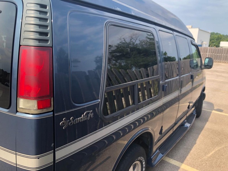 GMC Savana Cargo Van Vehicle Full-screen Gallery Image 7